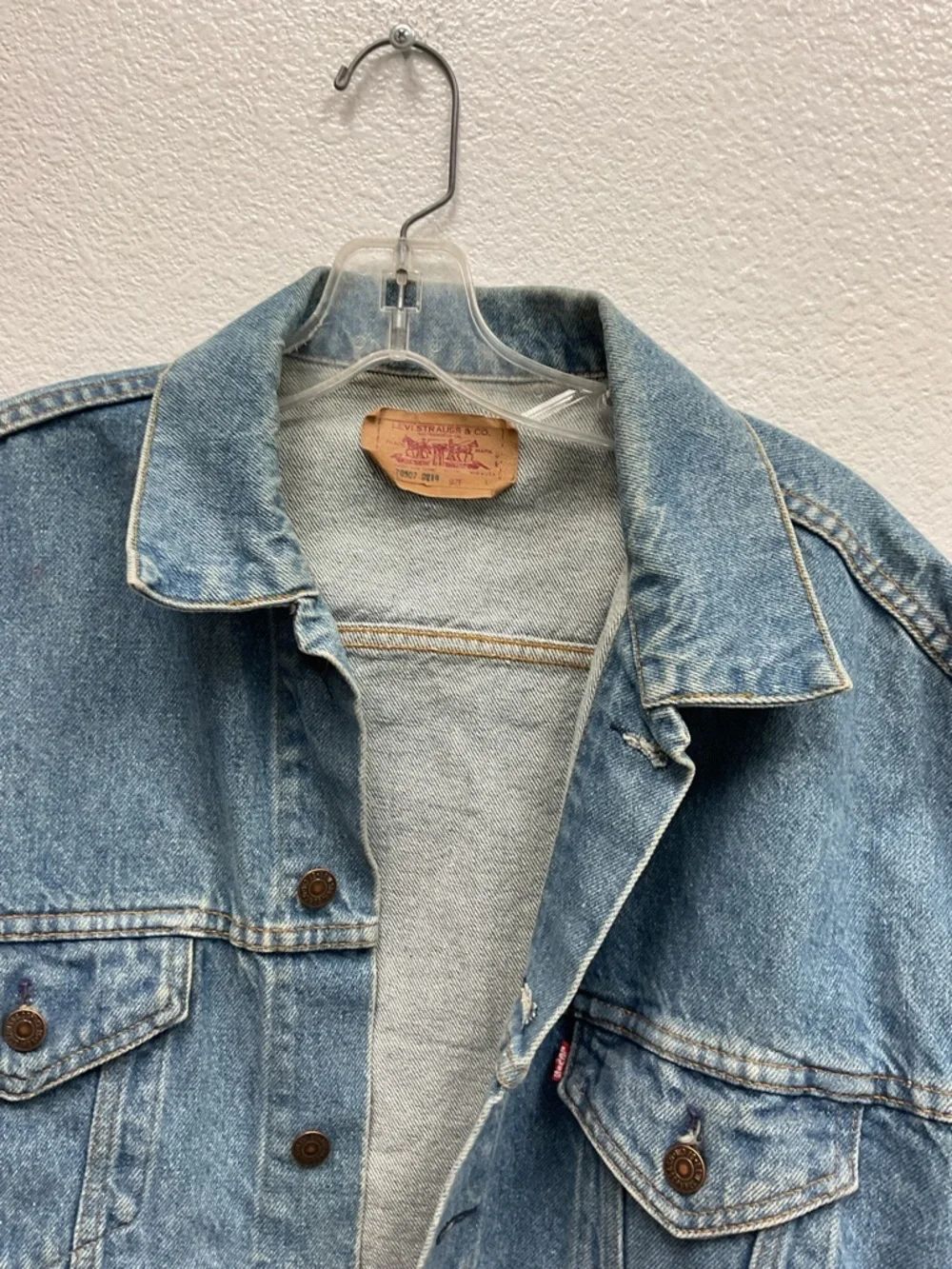 Vintage Levi’s Denim Trucker Jacket USA Made Size L Distressed 70507 Light Wash - Picture 3 of 9